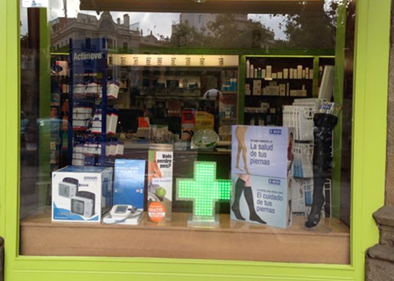 cruz led en estantería